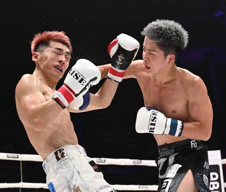 　政所仁（左）にパンチを見舞う那須川龍心
