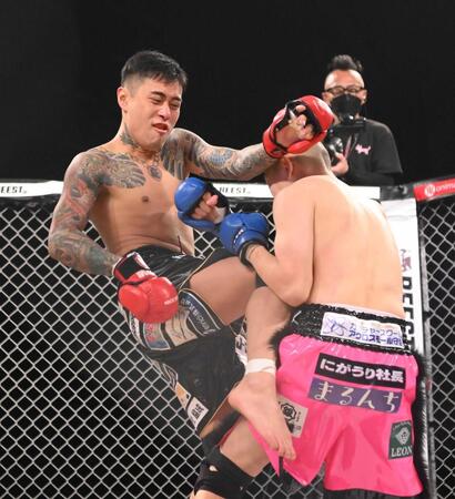 　久保田覚（左）＝２０２３年２月