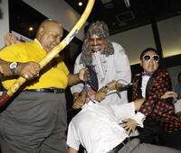 　失礼？な質問をぶつけた記者をつるし上げるアブドーラ・ザ・ブッチャー（左）とタイガー・ジェット・シン（中）＝２００９年７月