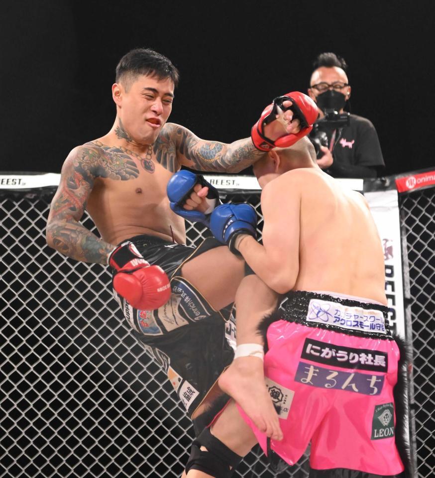 　久保田覚（左）＝２０２３年２月