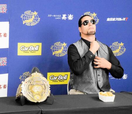 　シュークリームを前にネクタイを整える斉藤ジュン