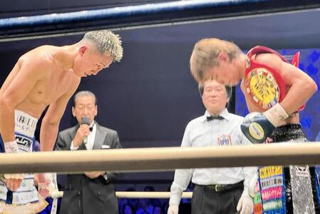 　引き分けで王座獲得を逃した神足茂利（左）と２度目の防衛に成功した波田大和＝２日