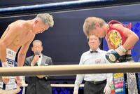 　引き分けで王座獲得を逃した神足茂利（左）と２度目の防衛に成功した波田大和＝２日