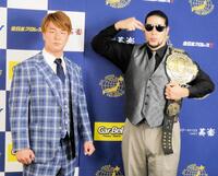 　会見を行った斉藤ジュン（右）と青柳優馬