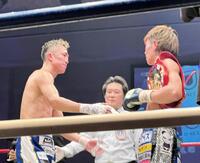 波田大和（右）との試合後に救急搬送された神足茂利＝２日撮影