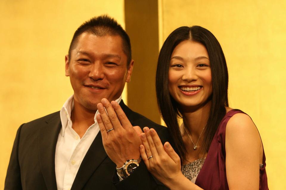 　坂田亘（左）に寄り添い、幸せいっぱいに結婚指輪を見せる小池栄子＝２００７年８月
