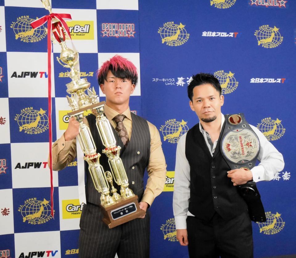 　会見を行った青柳亮生（左）と吉岡世起