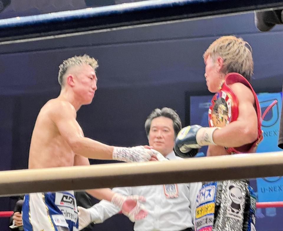 波田大和（右）との試合後に救急搬送された神足茂利＝２日撮影