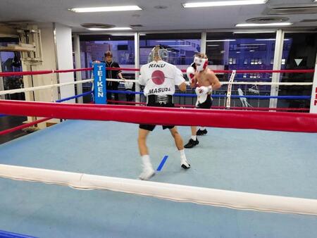 　１３年ぶりの出稽古で帝拳ジムを訪れ、増田陸（左）とスパーリングを行った井上尚弥＝大橋ジム提供