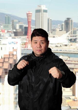 　デイリースポーツの編集局を訪れ、ポーズを決める橋本友彦さん＝２０１９年