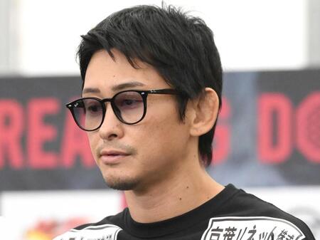 【写真】えっ！？啓之輔の隣はサッカー界のスーパースター！ラフな格好＆メガネ姿じゃ気づかないって