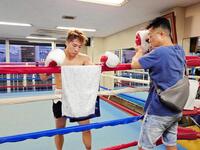 　１３年ぶりの出稽古で帝拳ジムを訪れた井上尚弥（左）と井上真吾トレーナー＝大橋ジム提供