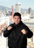 　デイリースポーツの編集局を訪れ、ポーズを決める橋本友彦さん＝２０１９年