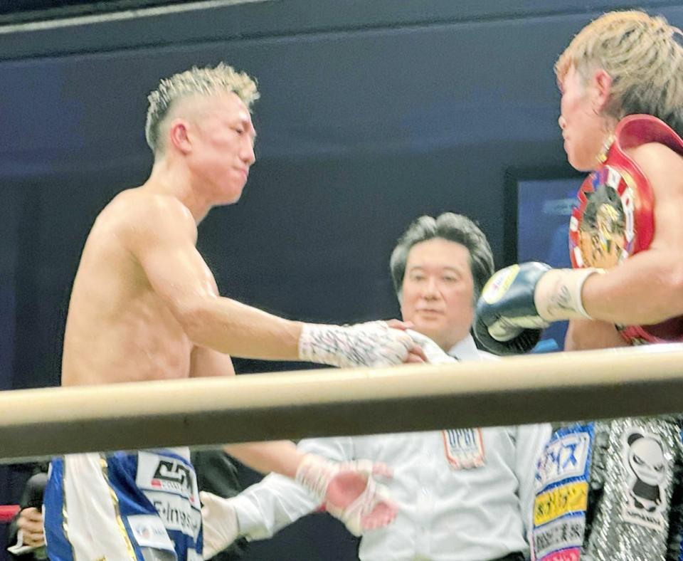 　２日の試合で敗れた神足茂利（左）