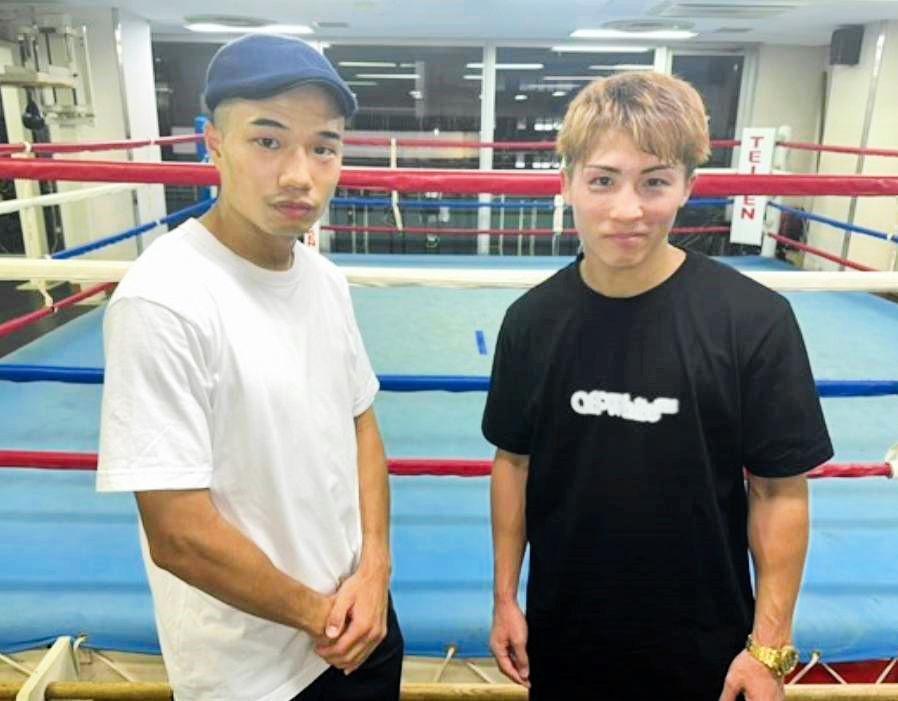 　帝拳ジムに１３年ぶりの出稽古で赴き、増田陸（左）とスパーリングを行った井上尚弥＝大橋ジム提供