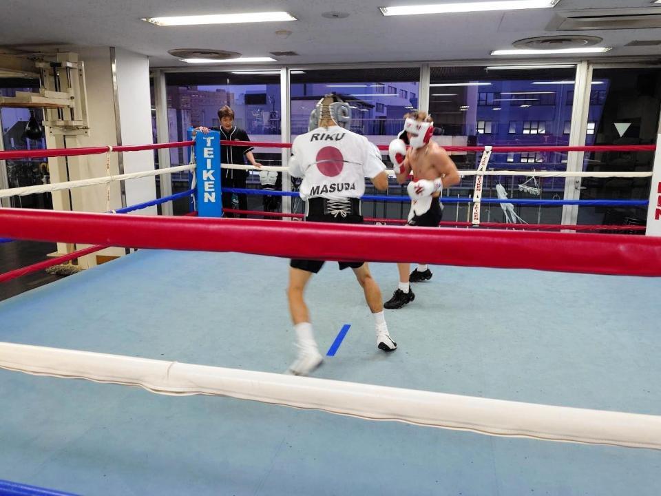 　１３年ぶりの出稽古で帝拳ジムを訪れ、増田陸（左）とスパーリングを行った井上尚弥＝大橋ジム提供