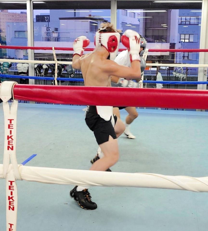 　１３年ぶりの出稽古で帝拳ジムを訪れ、増田陸（奥）とスパーリングを行う井上尚弥＝大橋ジム提供