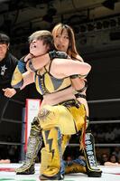 　八神蘭奈（手前）を攻める渡辺桃　ⒸＳＴＡＲＤＯＭ