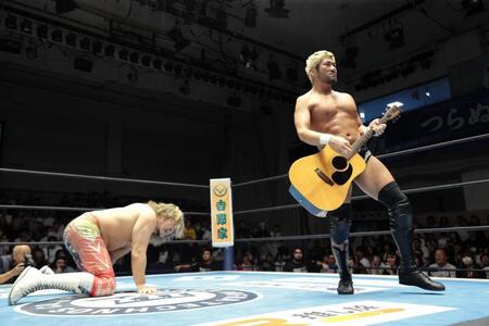 　ギターショットの前に、棚橋弘至（左）のお株を奪うように弾くポーズで挑発するＳＡＮＡＤＡ＝新日本プロレス提供