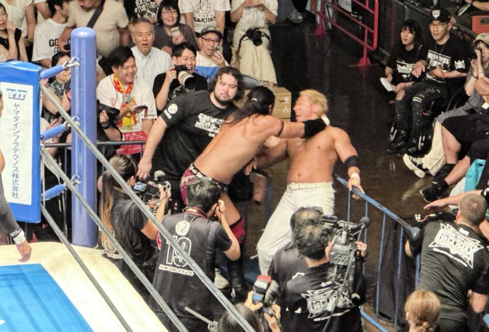 　目の前で繰り広げられた場外乱闘を見守るセコンドのウルフ・アロン（左）