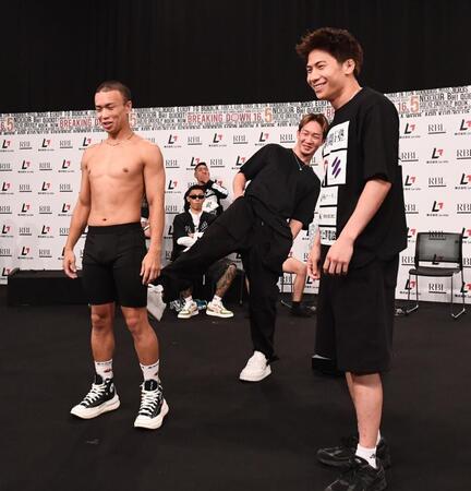 　としぞう（左）に軽くケリを入れる朝倉未来ＣＥＯ（中央）（右は竹見浩史郎）＝撮影・園田高夫