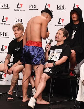 　佐々木ＫＩＤ楓（左）に詰め寄られるせーや（撮影・園田高夫）