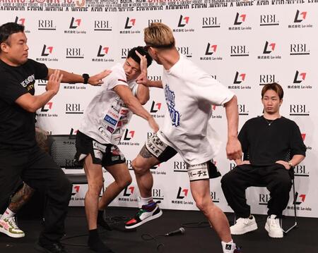 　朝倉未来ＣＥＯ（右）の前で暴れるなおた（中央左）とＫＩＮＧカズ（中央右）＝撮影・園田高夫