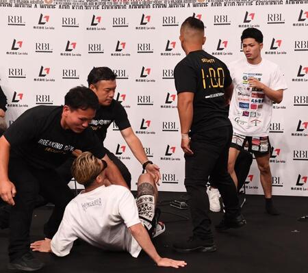 　興奮して転倒するＫＩＮＧカズ（左）となおた（撮影・園田高夫）