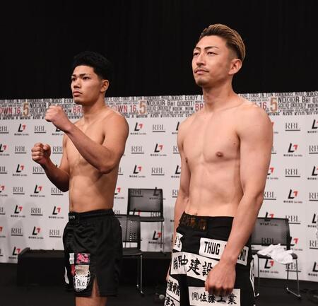 　ポーズをとるなおた（左）とＫＩＮＧカズ（撮影・園田高夫）