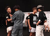 　ＦＵＧＡと一触即発のあやと（左端）、足ポキニキ（右端）とにらみ合うゆうと（撮影・園田高夫）