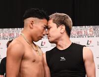 　佐々木ＫＩＤ楓（左）とにらみ合うせーや（撮影・園田高夫）