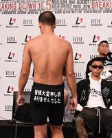 　文字が書かれたパンツをはいてきたとしぞう（撮影・園田高夫）