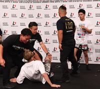 　興奮して転倒するＫＩＮＧカズ（左）となおた（撮影・園田高夫）