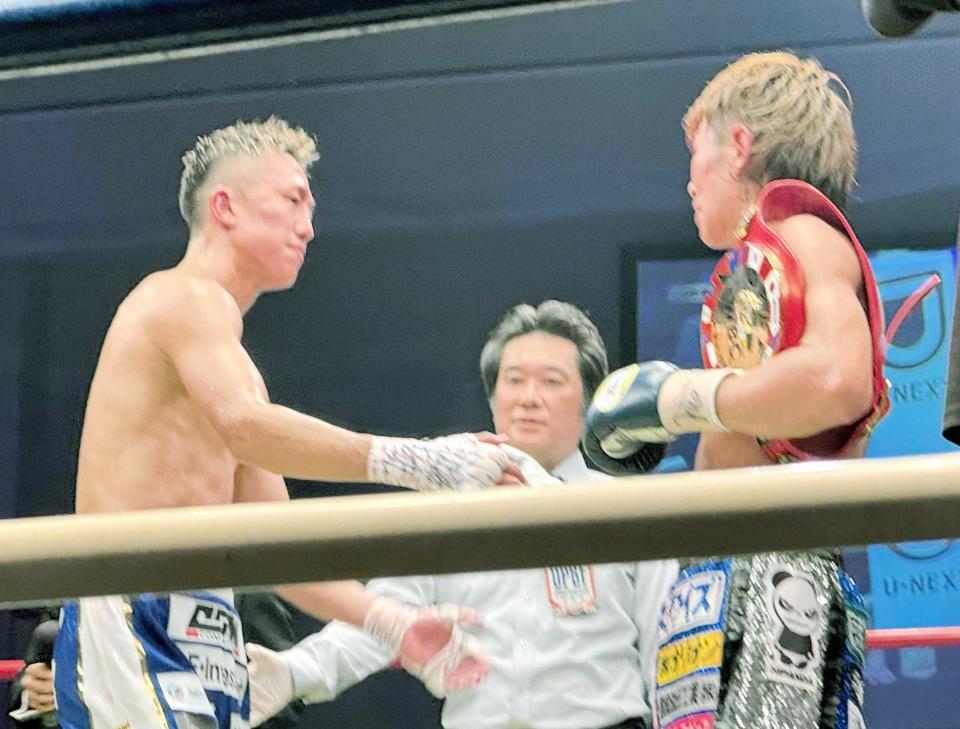 　波田大和（右）との試合後に救急搬送された神足茂利さん＝２日撮影