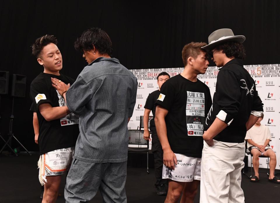 　ＦＵＧＡと一触即発のあやと（左端）、足ポキニキ（右端）とにらみ合うゆうと（撮影・園田高夫）