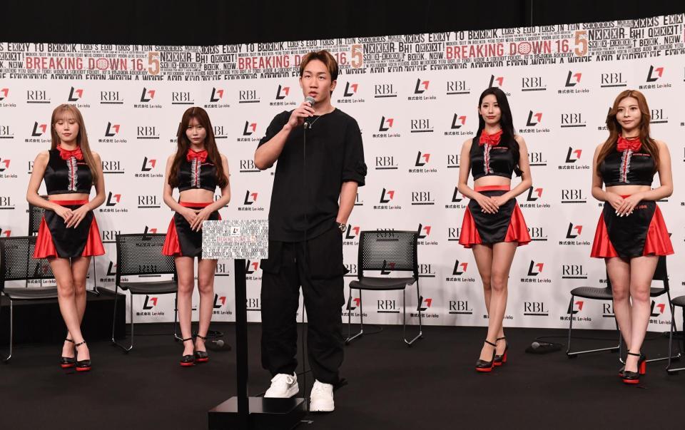 　前日計量と前日会見前にマイクパフォーマンスをする朝倉未来ＣＥＯ（中央）＝撮影・園田高夫