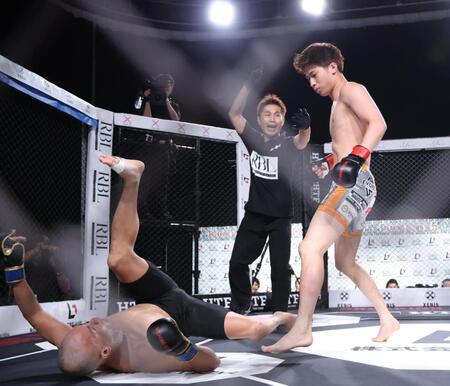 　としぞうをＫＯする竹見浩史郎（撮影・金田祐二）