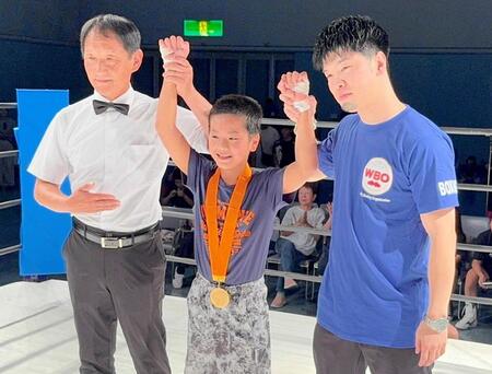 　勝者を祝福する田中恒成氏（右）