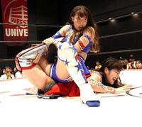 　上原わかなを攻める荒井優希（東京女子プロレス提供）