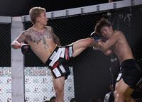 　修羅斗を攻める龍志（撮影・金田祐二）