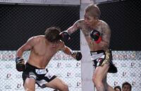 　修羅斗をせめる龍志（撮影・金田祐二）