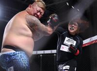 　ぶーちんを攻める舞杞維沙耶（撮影・金田祐二）