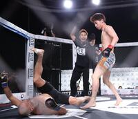 　としぞうをＫＯする竹見浩史郎（撮影・金田祐二）