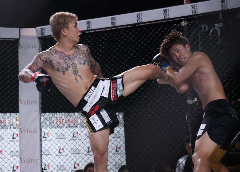 　修羅斗を攻める龍志（撮影・金田祐二）