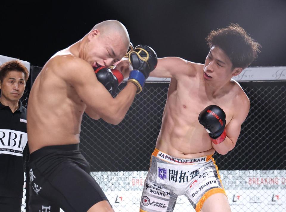 　としぞうをＫＯする竹見浩史郎（撮影・金田祐二）