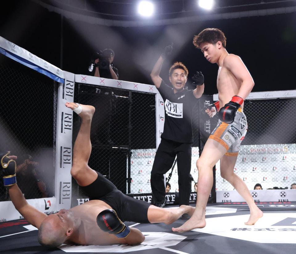 　としぞうをＫＯする竹見浩史郎（撮影・金田祐二）