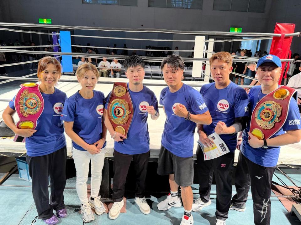 　キッズ・ジュニアボクシングフェスタに参加した元４階級世界王者の田中恒成氏（左から３人目）