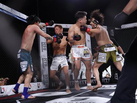 「面白すぎてヤバイｗ」ＢＤ前代未聞の２対２試合にネット騒然　“琵琶湖の猛人”親子が足ポキニキ兄弟をボコボコＫＯ　衝撃光景「片方ダウンすると２対１になるんか…」「まじ喧嘩」