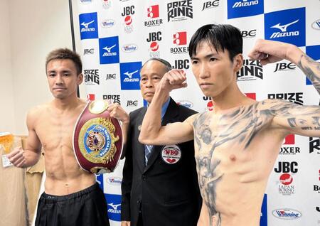 　ＷＢＯアジアパシフィック・スーパーフライ級タイトルマッチの前日計量をクリアした王者・川浦龍生（左）と挑戦者の白石聖