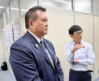 　ＷＢＯアジアパシフィック王座戦の１０回戦への短縮を決めた同団体のレノン・パノンシロ会長（左）とＪＢＣ安河内剛本部事務局長